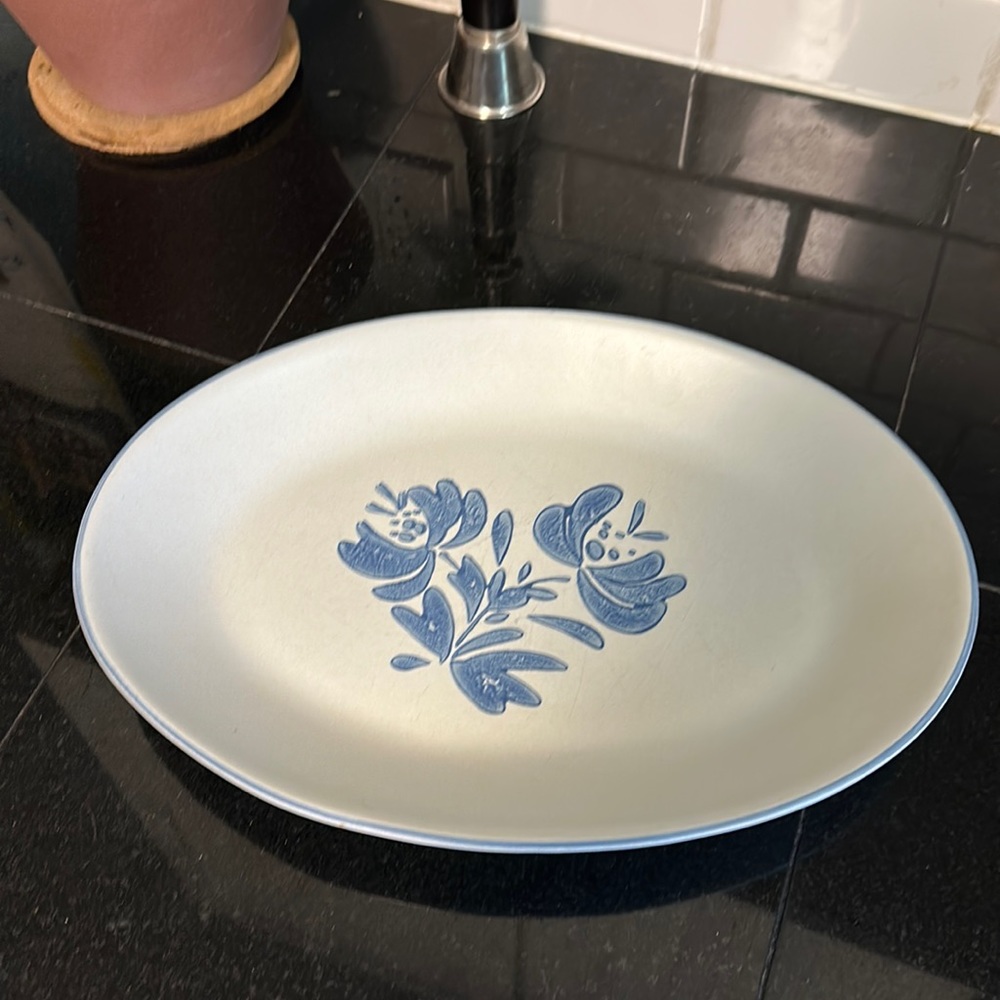Vintage Pfaltzgraff Yorktowne beautiful stoneware serving dish.